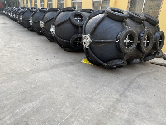 Protezione delle imbarcazioni con parabrezza gonfiabili in gomma e materiali di tessuto a cordoni di pneumatici immersi