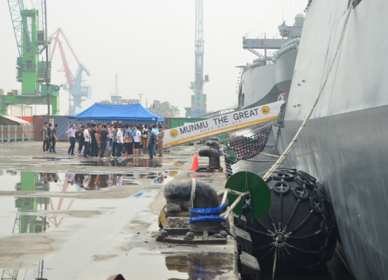 Mettendo in bacino la nave - - il cuscino ammortizzatore di gomma gonfiabile della protezione della nave ha personalizzato le dimensioni