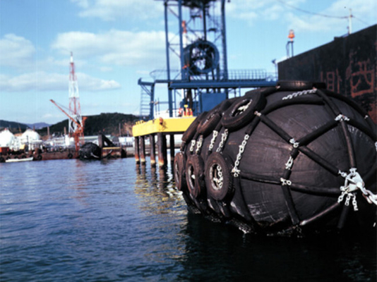Cuscino ammortizzatore di gomma pneumatico netto di Yokohama della gomma che mette in bacino i tipi del cuscino ammortizzatore della nave 0.05mpa