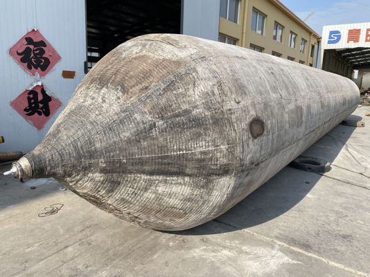 Messa in bacino dell'airbag di gomma della nave