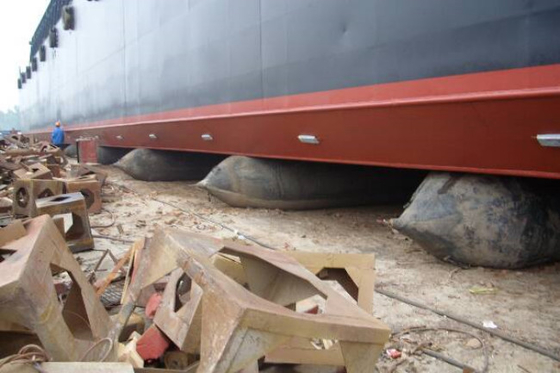 Mettendo in bacino l'airbag di gomma della nave salvi l'airbag pneumatico di lancio di galleggiamento