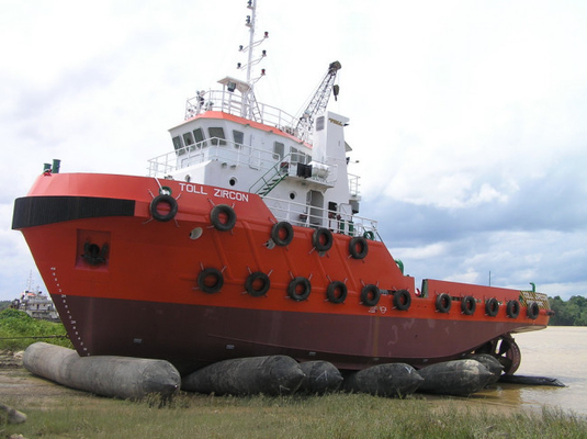 Messa in bacino dell'airbag di gomma della nave