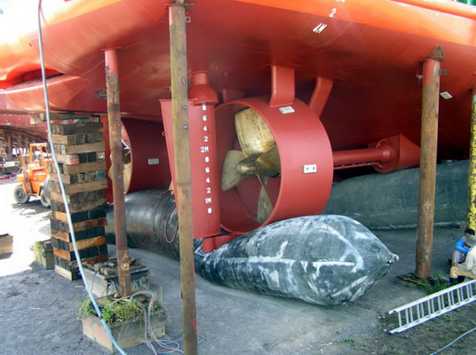 Messa in bacino dell'airbag di gomma della nave